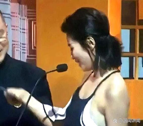 女明星衣服不小心掉了_明星衣服不小心掉了_明星衣服意外掉下来