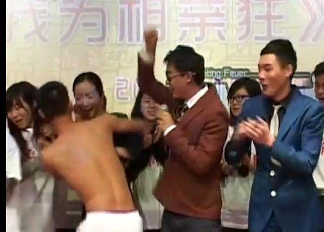 迪丽热巴舞台求婚事件_女明星被骚扰事件_男明星被女明星强吻